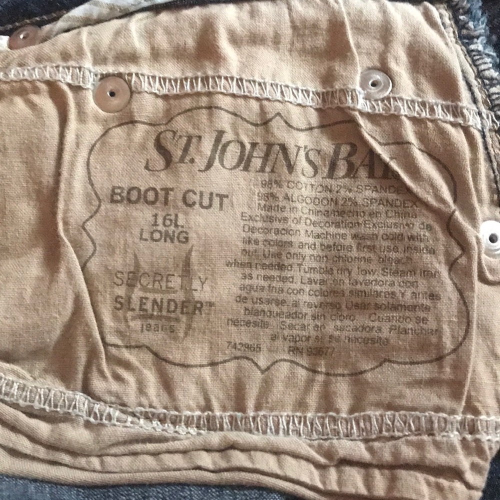 Woman’s Jeans - Picture 2 of 5